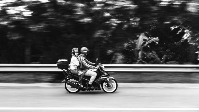 tata-przewozacy-dziecko-na-motorze