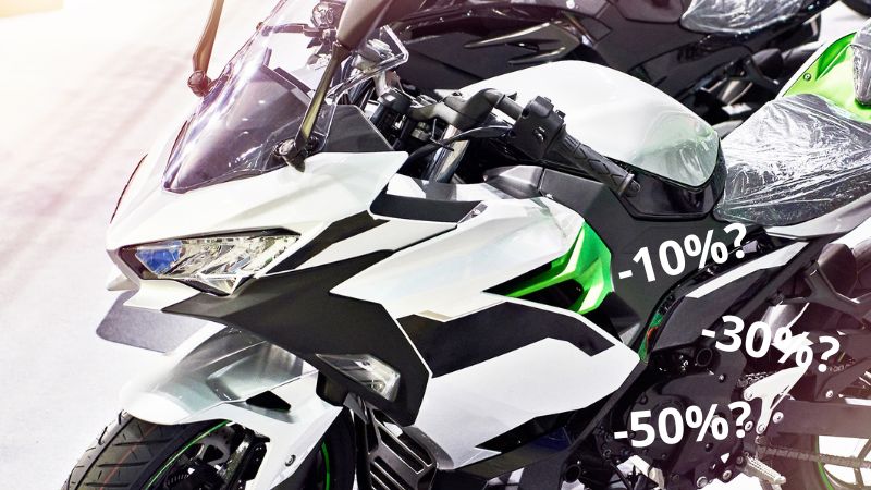 Nowe motocykle na Black Friday Kawasaki biało czarno zielone