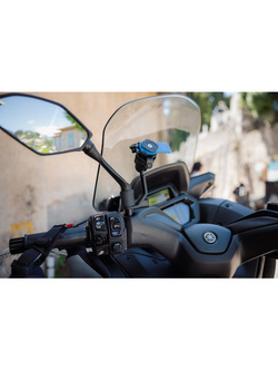 Uchwyt Quad Lock montowany na trzonie lusterka motocykla lub skutera