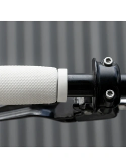 Manetki motocyklowe Biltwell Recoil TPV do kierownic o średnicy 22 [mm] białe