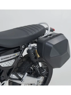 Zestaw: kufer boczny plastikowy URBAN ABS + stelaż SLC SW-Motech Triumph Scrambler 1200 X/ XC/ XE [poj.: 16,5l; na lewą stronę]