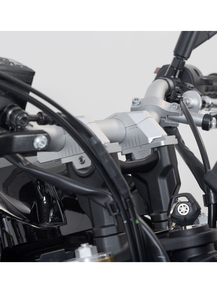 Zestaw podwyższający kierownicę Ø28 SW-MOTECH srebrny