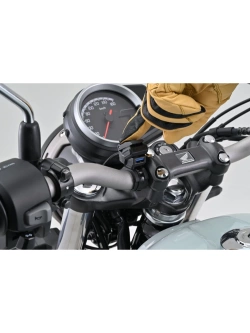 Ładowarka motocyklowa USB-A Daytona Parts QC 3.0 mocowana na kierownicy motocykla