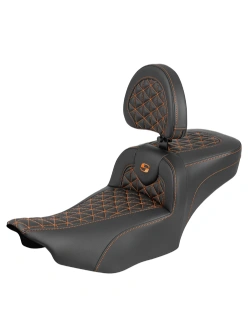 Kanapa motocyklowa dla kierowcy i pasażera z oparciem Saddlemen Roadsofa Tri-Gripper Extended Reach Harley Davidson Road Glide/ Street Glide (wybrane modele) (23-) czarno-pomarańczowa
