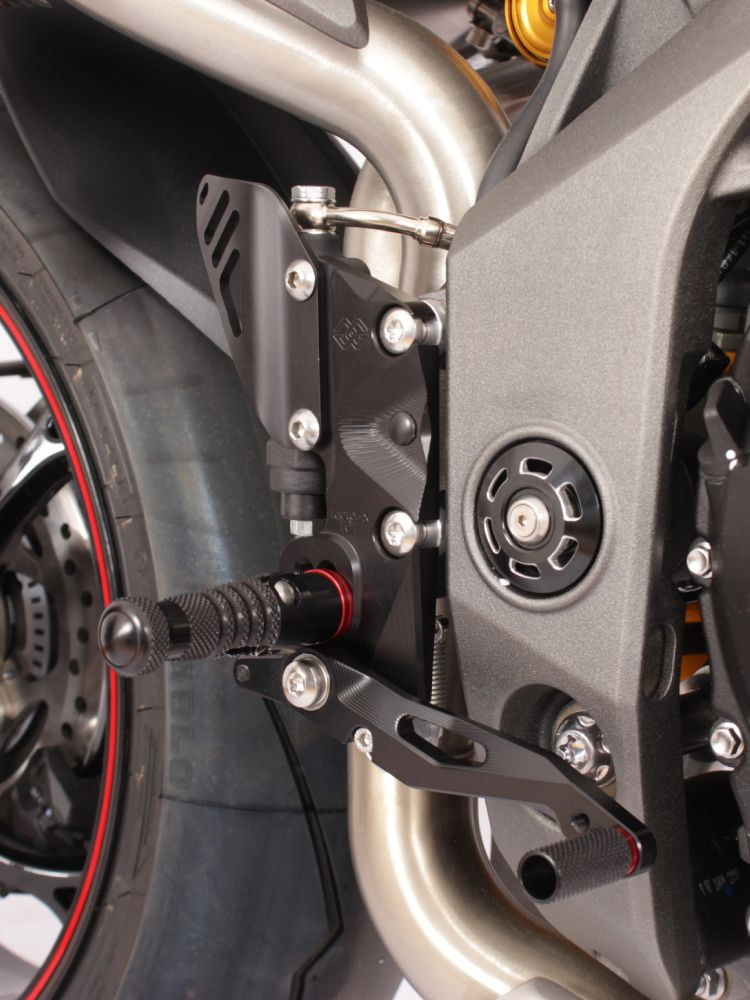 Zestaw regulowanych podnóżków z dźwigniami GILLES FXR-T01-B Triumph Speed Triple 1050/ R/ S/ RS (wybrane roczniki) czarny