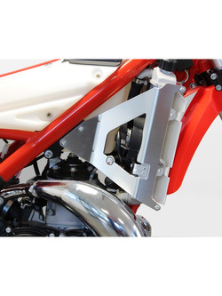 Wzmocnienie chłodnicy AXP Racing do Beta 250 Xtrainer, 300 Xtrainer (23-25) czerwone