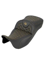 Kanapa motocyklowa dla kierowcy i pasażera Saddlemen Roadsofa Tri-Gripper Extended Reach Harley Davidson (wybrane modele) (08-24) czarno-złota