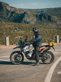 Kask adventure Nexx X.Lifecountry Terra szaro-czarno-czerwony matowy