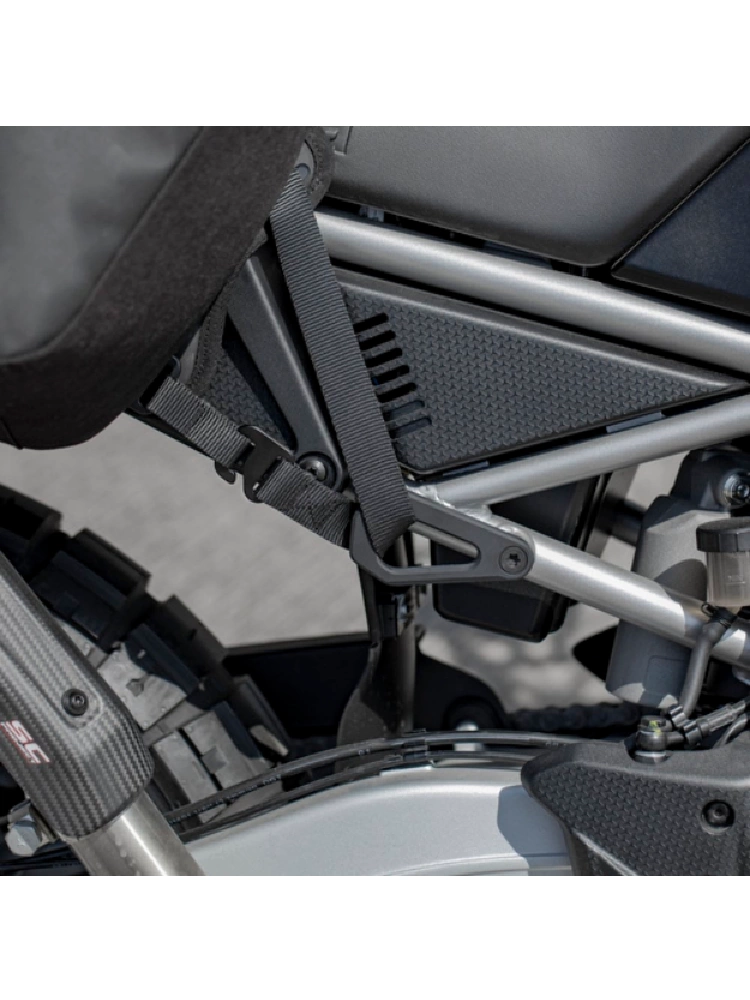 Mocowanie toreb w miejscu tylnych podnóżków Kriega Os-Footrest Eliminator Aprilia Tuareg 660