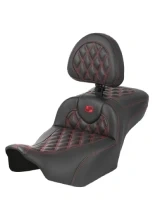 Kanapa motocyklowa dla kierowcy i pasażera z oparciem Saddlemen Roadsofa CF LS Extended Reach Harley Davidson Road Glide/ Street Glide (wybrane modele) (23-) czarno-czerwona