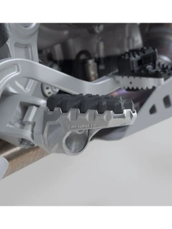 Podnóżki motocyklowe EVO SW-Motech Aprilia Tuareg 660 Rally (24-) srebrne