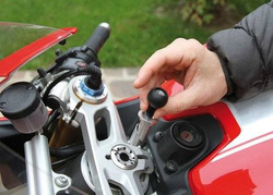 Mocowanie Lampa Opti Tube montowane w sztycy widelca motocykla [Ø15-17,2 mm]