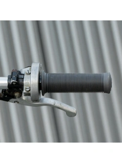 Manetki motocyklowe Biltwell Kung Fu TPV do kierownic o średnicy 25.4 [mm] szare