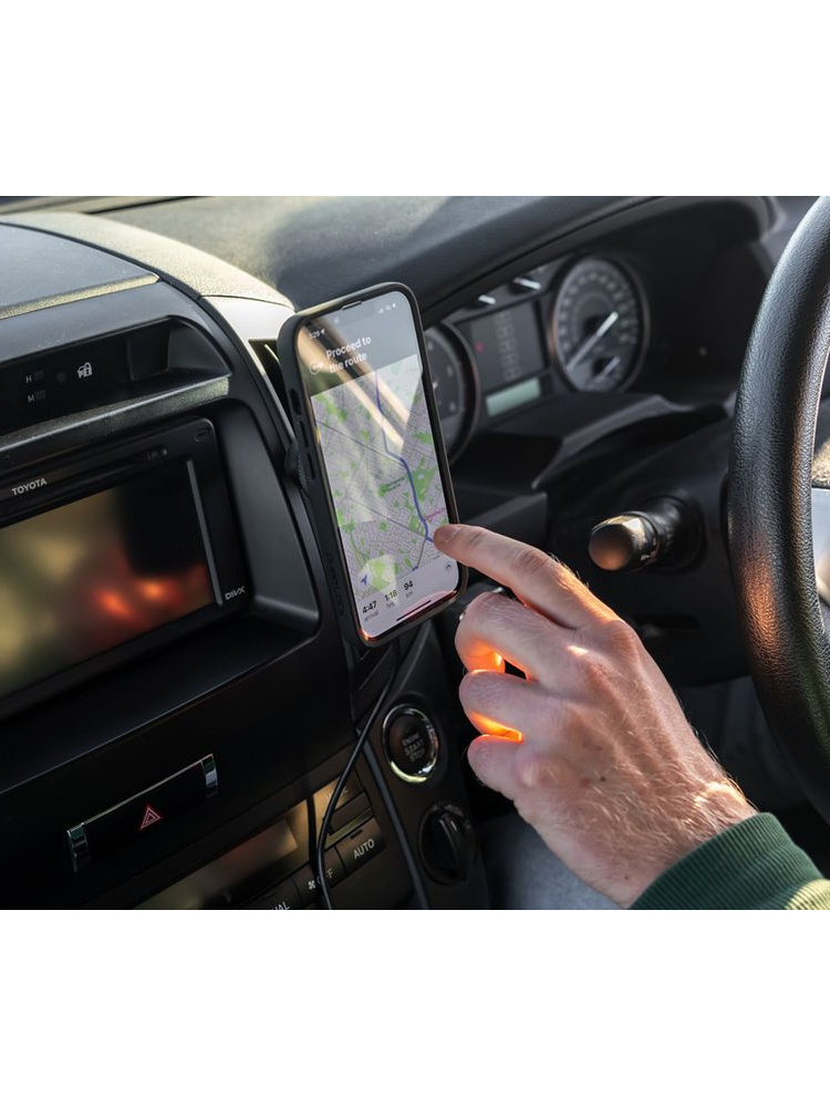 Zestaw do samochodu: etui na telefon iPhone 15 oraz mocowanie Quad Lock