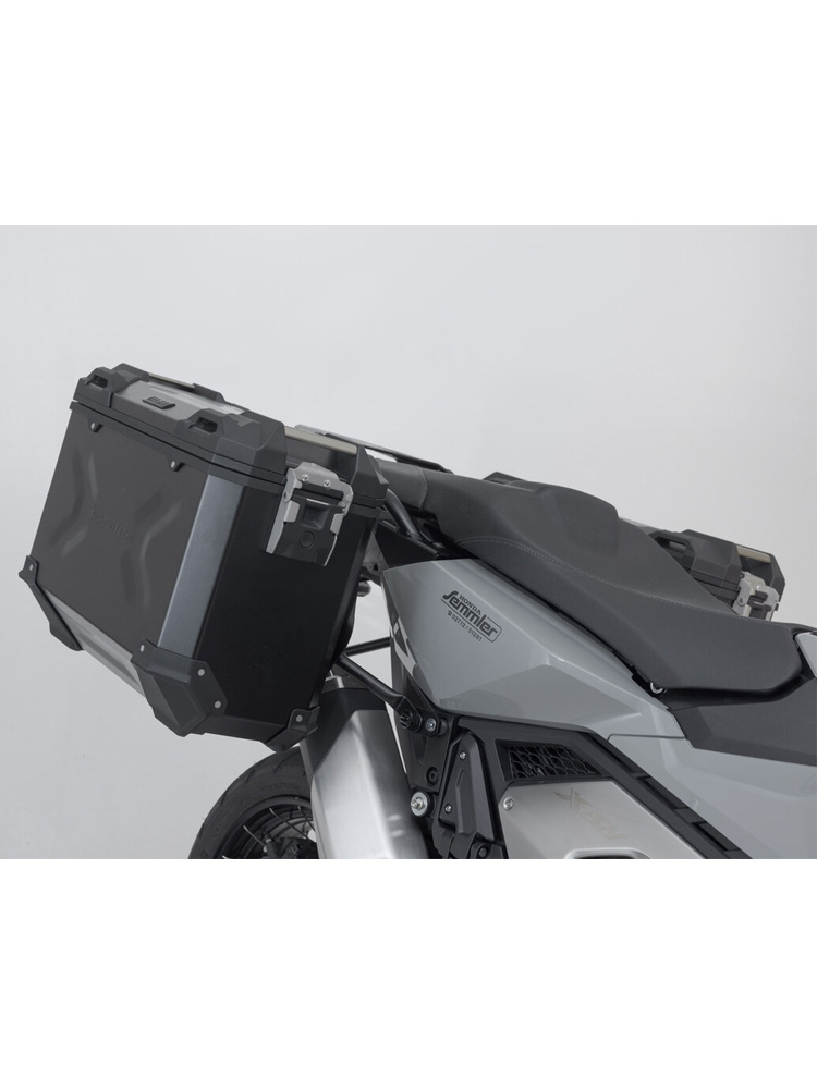 Zestaw: kufry boczne TRAX ADV + stelaże PRO 45/37 L Sw-Motech Honda X-ADV (20-) (pojemność 37 i 45 L) czarne