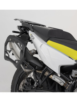 Zestaw: kufry boczne TRAX ADV + stelaże PRO 45/37 L Sw-Motech Husqvarna Norden 901 HQV N (21-), Norden 901 Expedition (23-) (pojemność 37 i 45 L) czarne