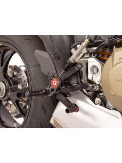 Zestaw regulowanych podnóżków z dźwigniami GILLES MUE2-D02 Ducati Streetfighter V4 1100/ S (20-22) czarno-czerwone