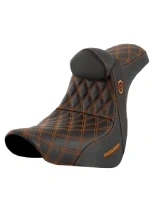 Kanapa motocyklowa dla kierowcy i pasażera z podparciem lędźwiowym Saddlemen SDC Performance Pro Series Gripper Harley Davidson FLSB/ FXLR/ S/ ST (wybrane modele) (18-) czarno-pomarańczowa