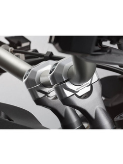 Zestaw podwyższający kierownicę SW-Motech Aprilia, CF Moto, Honda, Benelii, KTM, Suzuki, Yamaha (wybrane modele) [H: 30mm] srebrny
