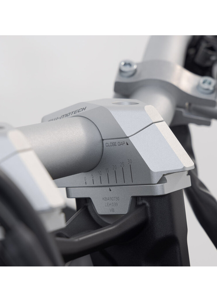 Zestaw podwyższający kierownicę Ø28 SW-MOTECH srebrny