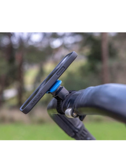 Zestaw: etui MAG na telefon iPhone 17e (magnetyczne) + uchwyt Quad Lock montowany za pomocą paska z szybkozłączką