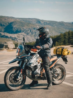 Kask adventure Nexx X.Lifecountry Terra szaro-czarno-czerwony matowy