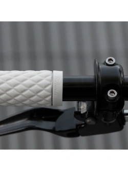 Manetki motocyklowe Biltwell Troker TPV do kierownic o średnicy 22 [mm] białe