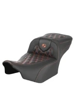Kanapa motocyklowa dla kierowcy i pasażera Saddlemen Roadsofa CF LS Extended Reach Harley Davidson Road Glide/ Street Glide (wybrane modele) (23-) czarno-pomarańczowa