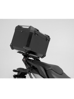 Zestaw: kufer centralny czarny TRAX ADV + stelaż Street-rack SW-Motech Honda NC750X / XD (20-) [pojemność: 38 L]