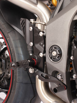 Zestaw regulowanych podnóżków z dźwigniami GILLES FXR-T01-B Triumph Speed Triple 1050/ R/ S/ RS (wybrane roczniki) czarny