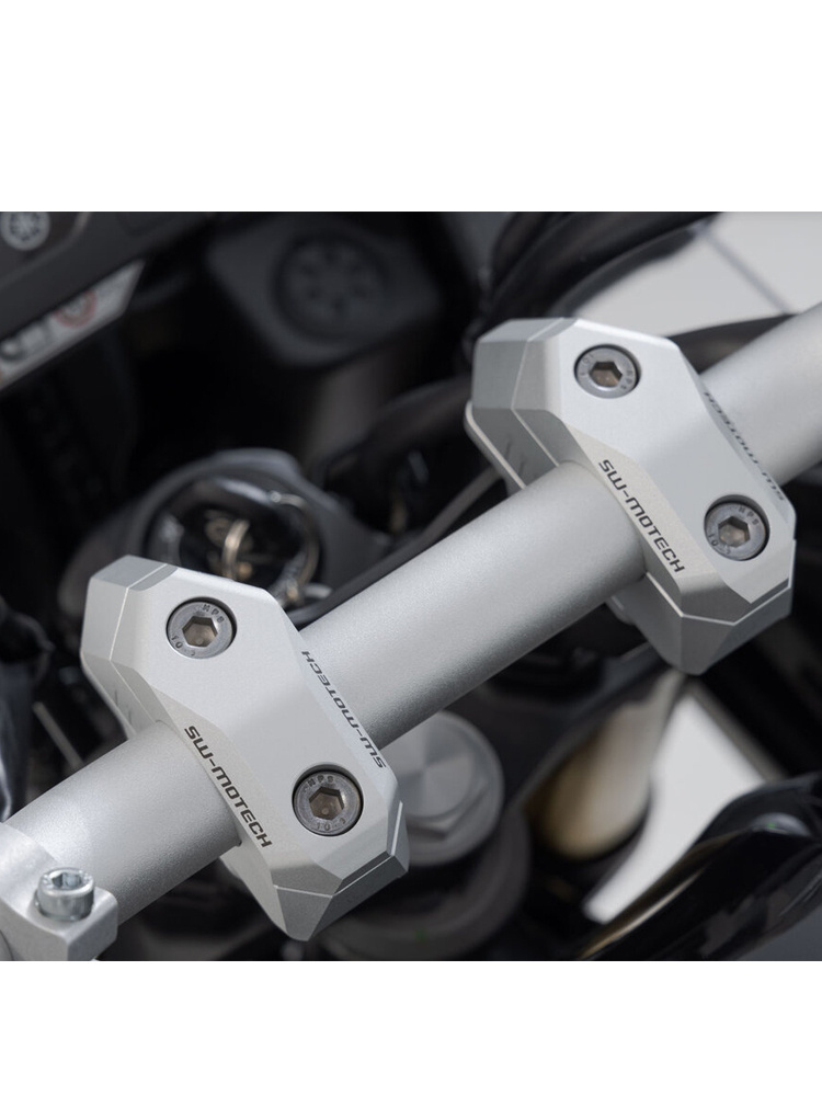 Zestaw podwyższający kierownicę Ø28 SW-MOTECH srebrny