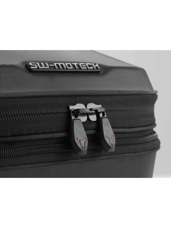 Zestaw: kufer centralny plastikowy Urban ABS + stelaż SW-MOTECH Triumph Tiger 900/ GT/ Rally/ Pro (19-) / 1200 GT Explorer / GT Pro / Rally Explorer / Rally Pro (22-), Tiger 850 Sport (21-) [pojemność 16-29 L ]