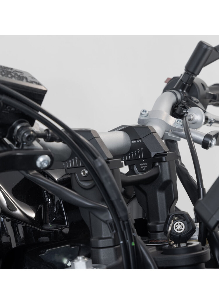 Zestaw podwyższający kierownicę o średnicy 28 SW-MOTECH czarny