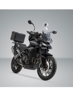 Zestaw: kufer centralny czarny TRAX ADV + stelaż Adventure-rack SW-Motech Triumph Tiger 900/ GT/ Rally/ Pro (19-) / 1200 GT Explorer / Rally Pro (22-), Tiger 850 Sport (21-) [pojemność: 38 L]
