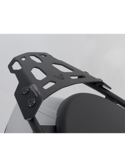 Zestaw: kufer centralny plastikowy Urban ABS + stelaż SW-MOTECH Suzuki GSX 1300 R Hayabusa WEJ0 (20-) [pojemność 16-29 L ]