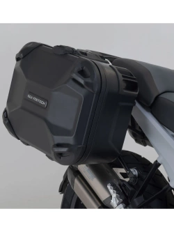 Zestaw: kufry boczne DUSC L + kufer centralny DUSC XL + stelaże SW-Motech BMW R 1300 GS Adventure (24-) [do oryginalnego mocowania kufra górnego, poj.: 1 x 55l + 2 x 41l]