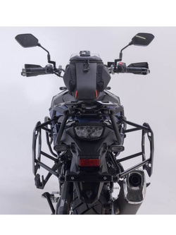 Zestaw: kufry boczne TRAX ADV + stelaże PRO 45/37 L Sw-Motech Suzuki V-Strom 800DE, V-Strom 800 (23-) (pojemność 37 i 45 L) czarne