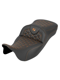 Kanapa motocyklowa dla kierowcy i pasażera Saddlemen Roadsofa Tri-Gripper Extended Reach Harley Davidson (wybrane modele) (08-24) czarno-pomarańczowa