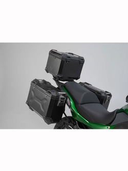 Zestaw: kufry boczne 45/45/38 + kufer centralny TRAX ADV + stelaże SW-Motech Kawasaki Versys 1000 (18-)/ Versys 1100/ SE (24-) [pojemność: 2 x 45 L + 38]