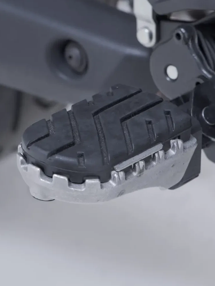 Podnóżki motocyklowe ION SW-Motech Suzuki V-Strom 800/ DE/ Adventure (23-) srebrne