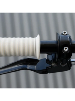Manetki motocyklowe Biltwell Kung Fu TPV do kierownic o średnicy 22 [mm] białe
