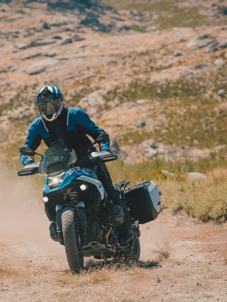 Kask adventure Nexx X.Lifecountry Westbound niebiesko-biało-czerwony matowy