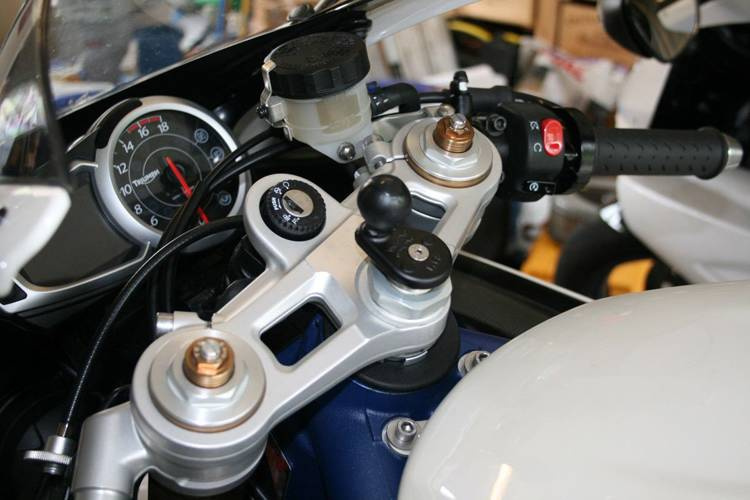 Podstawa montażowa RAM montowana w trzon widelca w motocyklu