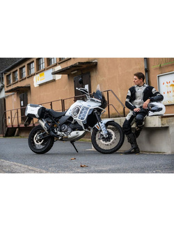 Kufer boczny plastikowy Hepco&Becker Xcore montowany na stelażu C-Bow czarno-srebrny (pojemność: 18 l)