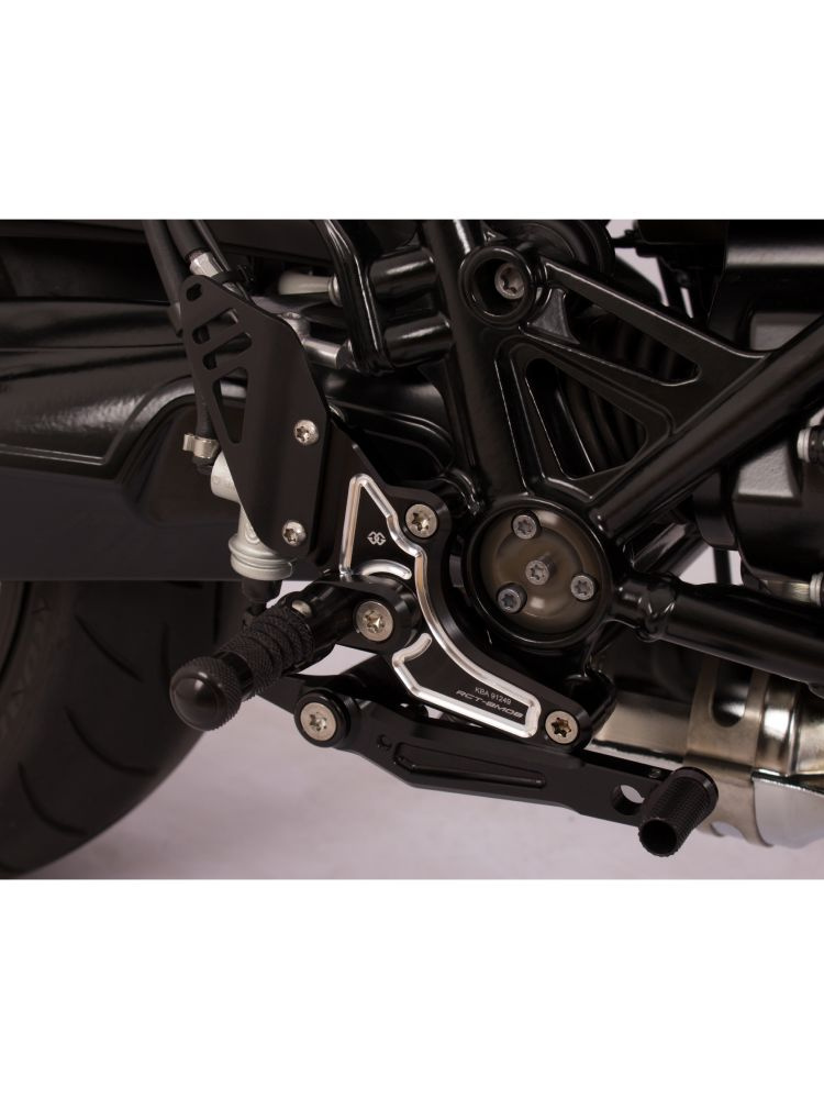 Zestaw regulowanych podnóżków z dźwigniami GILLES RCT10GT-BM08 BMW (wybrane modele) czarno-srebrne