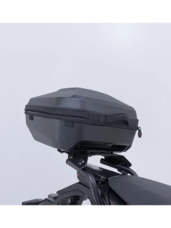 Zestaw: kufer centralny plastikowy + stelaż Urban ABS SW-Motech KTM 250 Adventure (25)/ 390 Adventure (25)/ R/ X (25-) [poj.: 16-29 L]