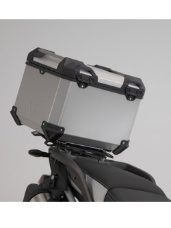 Zestaw: kufer centralny srebrny TRAX ADV + stelaż Adventure-rack SW-Motech Triumph Tiger 900/ GT/ Rally/ Pro (19-) / 1200 GT Explorer / Rally Explorer / Rally Pro (22-),Tiger 850 Sport (21-) [pojemność: 38 L]