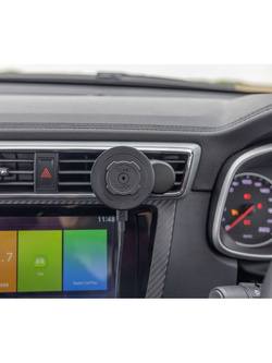 Zestaw do samochodu: etui MAG na telefon iPhone 17e (magnetyczne) oraz mocowanie Quad Lock