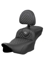 Kanapa motocyklowa dla kierowcy i pasażera z oparciem Saddlemen Roadsofa DS Extended Reach Harley Davidson Road Glide/ Street Glide (wybrane modele) (23-) czarno-srebrna