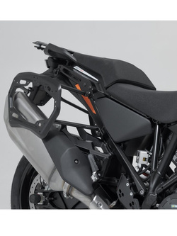 Zestaw: kufry boczne TRAX ADV + stelaże PRO 45/37 L Sw-Motech KTM 1290 Super Adventure R / S (21-)/ 1390 R/ S/ Evo (24-) (pojemność 37 i 45 L) czarne